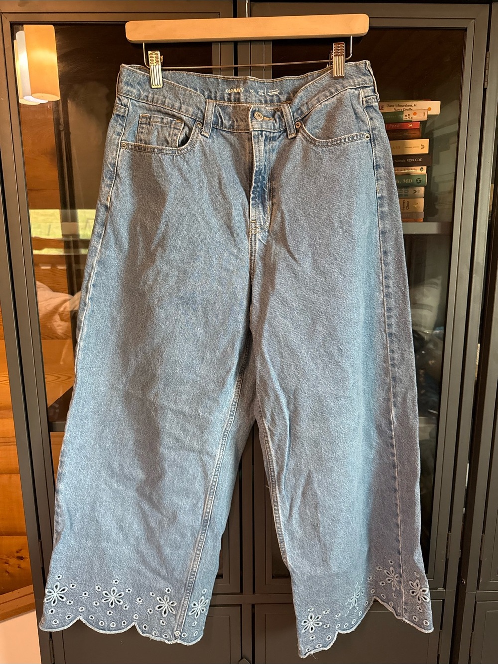 Old Navy Light Blue Relaxed Women's Jeans with Embroidered Scalloped Hem